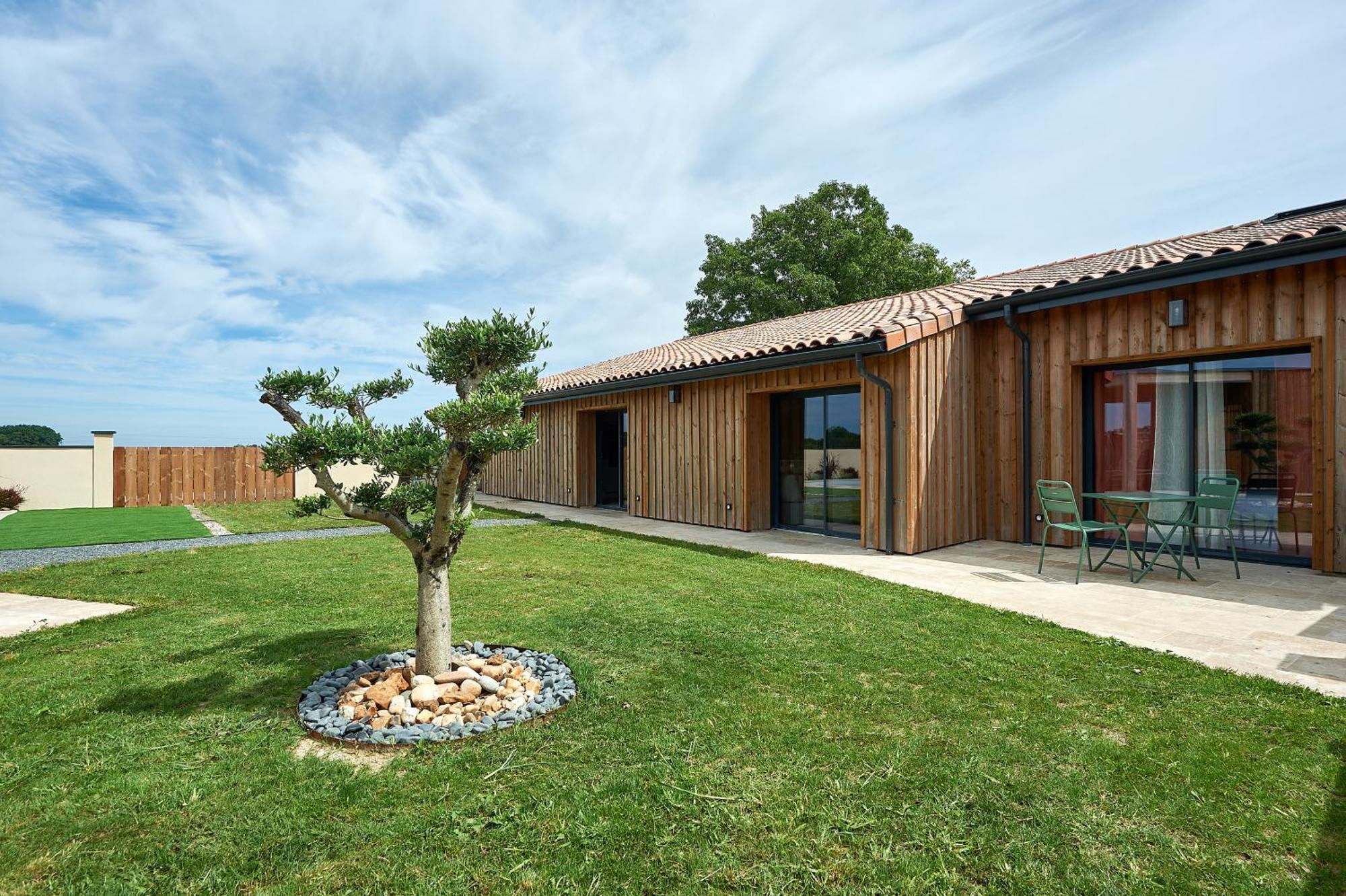 Lussac  Le Repaire Lagardere Bed & Breakfast エクステリア 写真